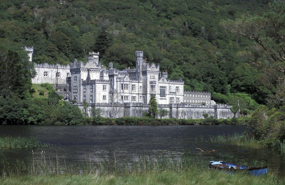 Kilemore Abbey (Kylemore Lough)