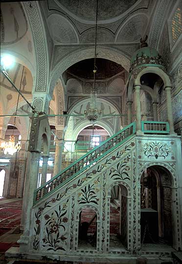 يستخدم التماثل الكلي في تزيين جدران المساجد والقصور والقباب والمآذن والأعمدة