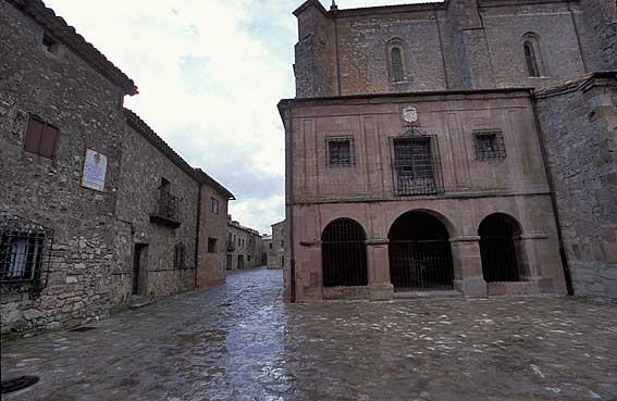 http://www.jorgetutor.com/spain/castillaleon/soria_provincia/Medinaceli2/medinaceli9.jpg